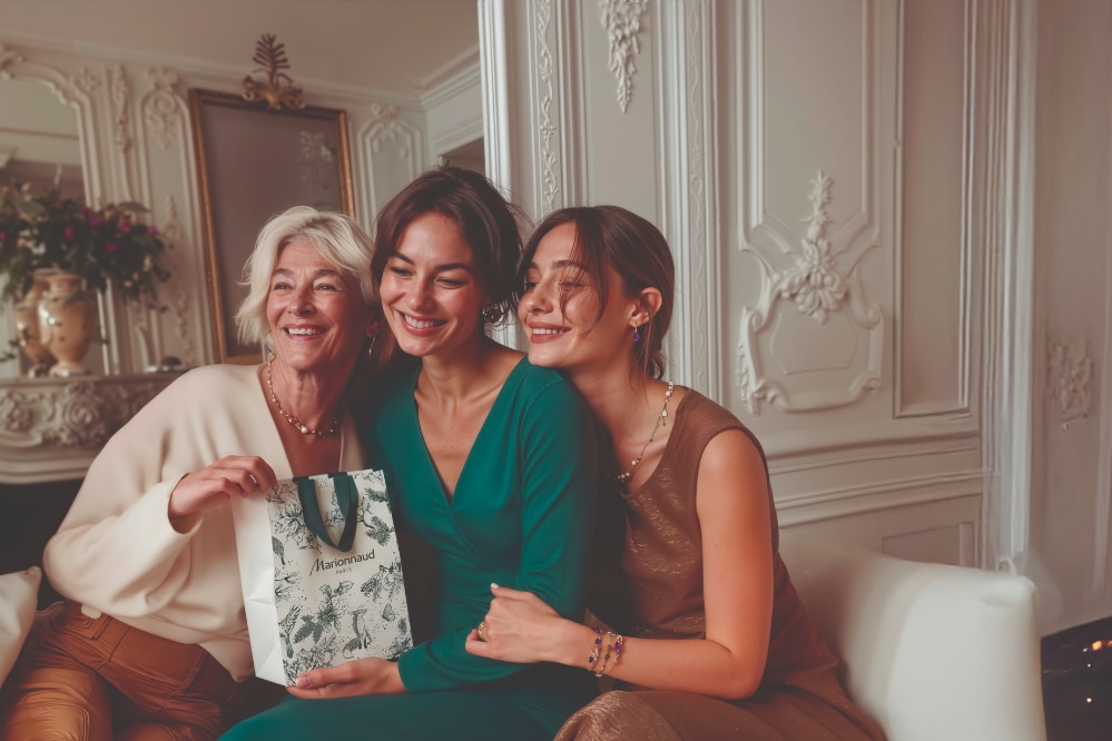 Shopping bag Marionnaud con decorazione natalizia in ambiente elegante